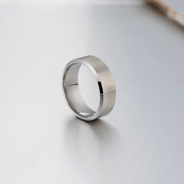 Anillo de acero de titanio de 8 mm, anillo tonto, anillo simple de bisel doble para hombre, anillo de seis colores, diseño simple para hombre