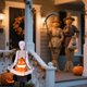 thumbnail image 4 of Lámpara solar de calabaza con forma de calavera para yoga | Decoración solar de Halloween para exteriores | Resina resistente a la intemperie | Fácil instalación con estacas | Decoración festiva, 4 of 8