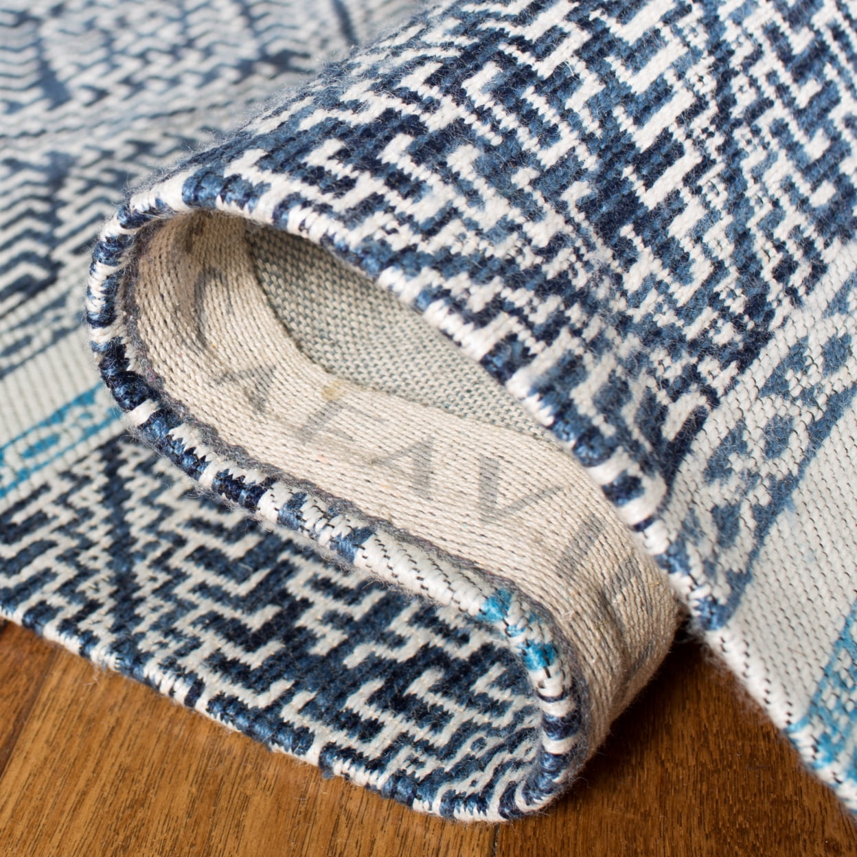 SAFAVIEH Classic Vintage Eric Geometric Polyester Area Rug, Blue, 6' x 9'