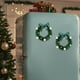 thumbnail image 4 of xihome Paquete de 2 imanes magnticos de corona navideña para refrigerador, decoraciones navideñas de plstico para superficies metlicas, 4 of 6