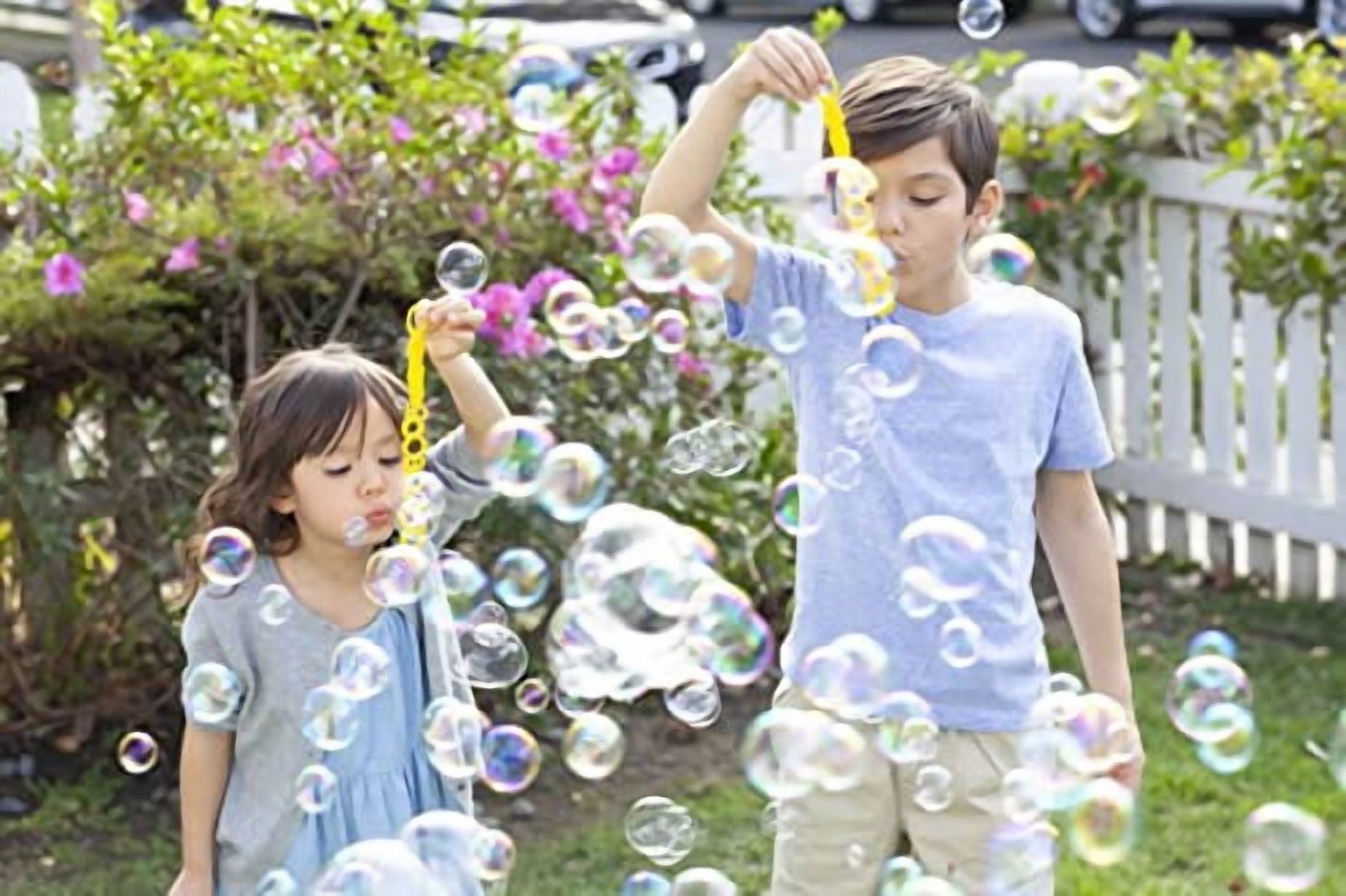 Gazillion Premium Bubbles Whirlwind Party Machine with 2 x 1L Bubble Solution Refill Pack