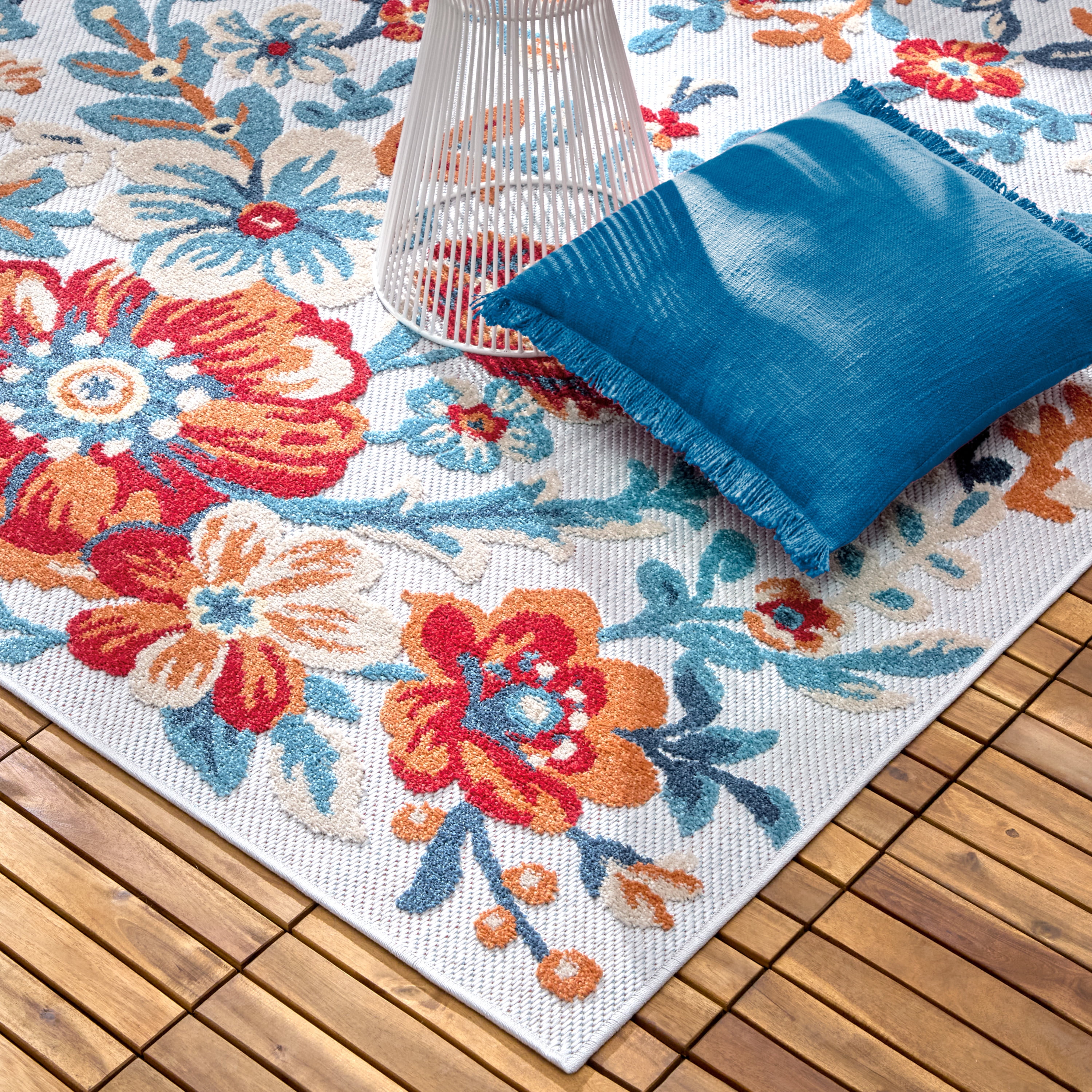 TOWN & COUNTRY EVERYDAY Hibiscus Bloom Modern Floral Indoor Outdoor Area Rug, UV Fade Resistant, High-Low Pile, Ivory/Red/Blue, 3'11"x5'2"