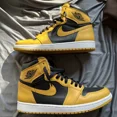 thumbnail image 3 of Size 10.5 - Jo r-dan 1 Retro OG High Pollen - Great Condition, 3 of 6