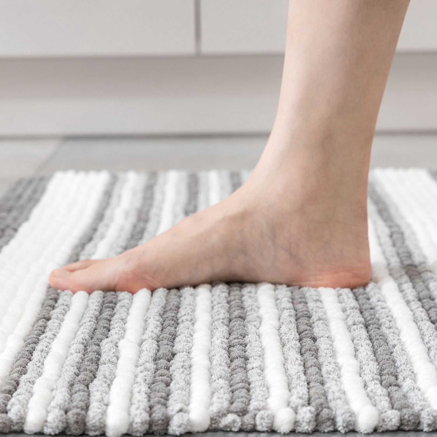 Phantoscope Soft Chenille Bathroom Rug, 17 x 20 in, Quick Dry, Non-Slip Backing, Light Gray