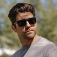 thumbnail image 3 of Anteojos de sol WearMe Pro polarizados con frente plano y forma cuadrada estrecha para hombre, 3 of 9