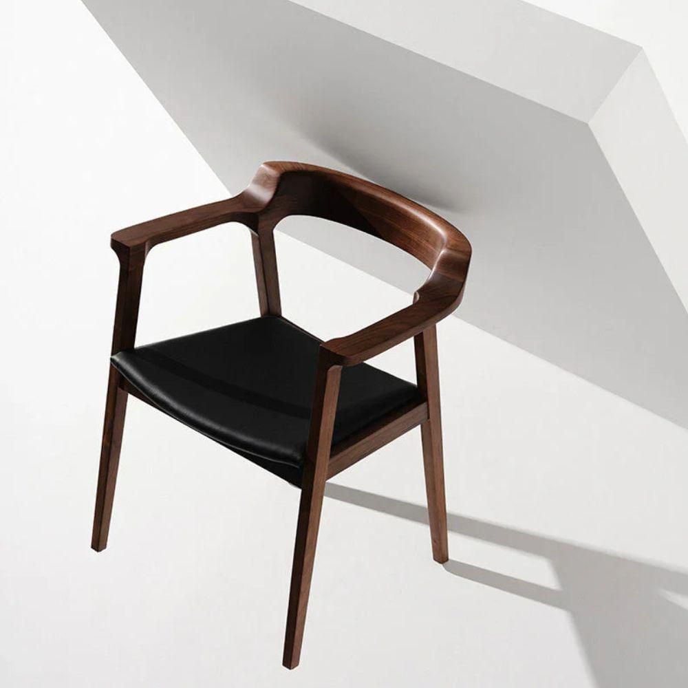 Chaise de salle à manger Caitlany avec assise en cuir noir et cadre en frêne teinté noyer