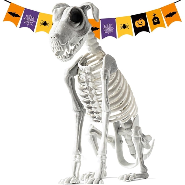 adornos calavera hueso perro esqueleto wdftyju figura de esqueleto de perro blanco de plástico PP, vista frontal 3/4 en posición sentada mostrando cráneo con dientes detallados, caja torácica y columna; fondo con guirnalda de Halloween, tamaño aprox. 17.32x12.2x7.87 pulgadas, indicado para decoración interior y exterior y fiestas temáticas; también suele usarse para ambientar jardines o casas encantadas.