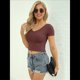 thumbnail image 4 of Camiseta Informal de Verano de Corta con Cuello en V para Mujer, de Punto Acanalado y Corte Ajustado. Marrón M, 4 of 6