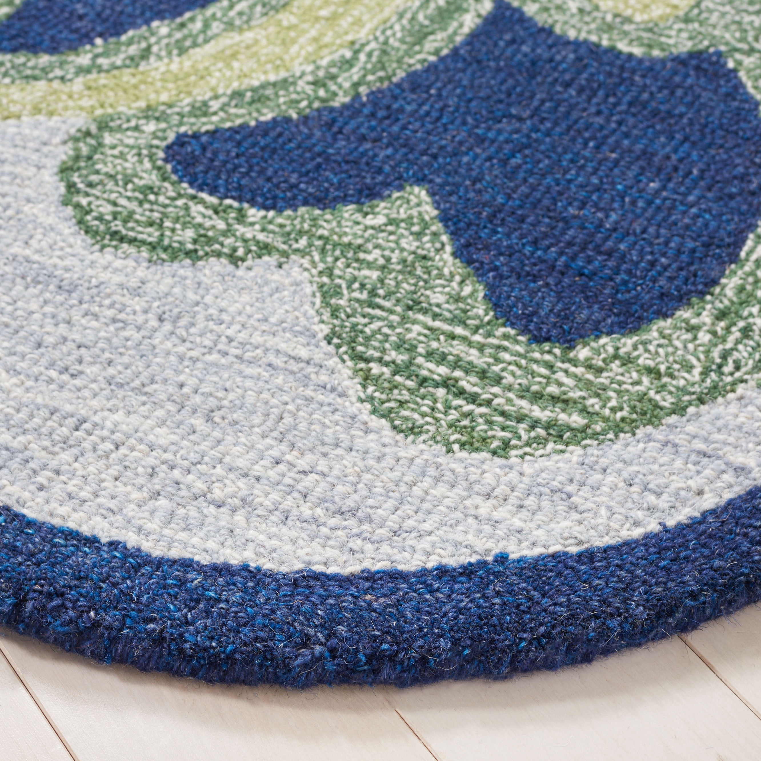 SAFAVIEH Novelty Alaois Floral Area Rug, Navy/Green, 5' x 5' Round
