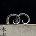 thumbnail image 4 of Un par de pendientes de tentáculo de pulpo punk de plata de ley 925, pendientes góticos hipoalergénicos, pendientes de pulpo, regalo para hombres, mujeres, regalos para compañeros de clase, amigos. Rojo Verde, 4 of 5