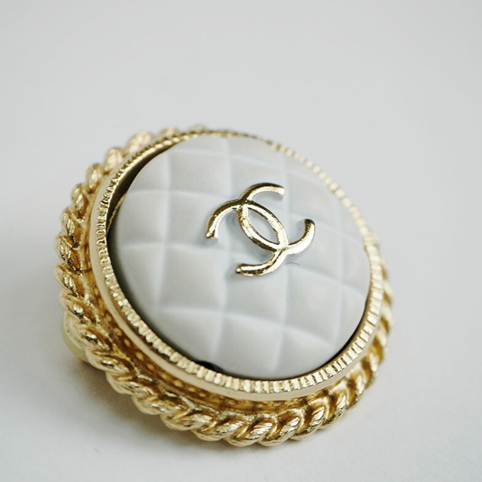 Pre-Owned Chanel CHANEL Chaina Matelasse Coco Brooch White x Gold