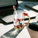 thumbnail image 5 of Vaso de cristal esmaltado pintado a mano con diseño de rosas. Elegante vaso para agua, té y otras bebidas. Cristalería duradera con asa y cuchara con diseño de rosas para uso en interiores., 5 of 7