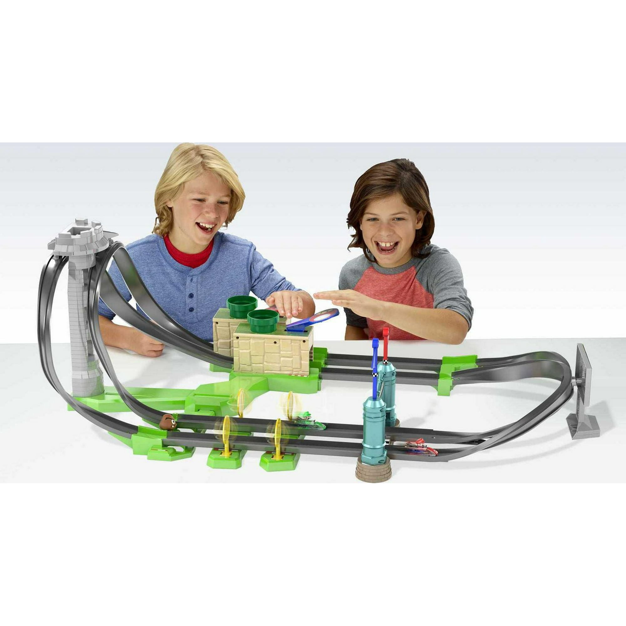 Hot Wheels Mario Kart Circuit Lite Track Set with 1:64 Scale Toy