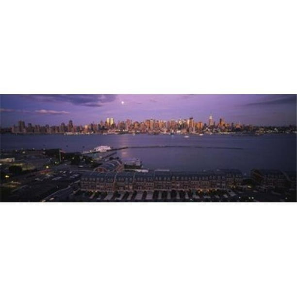 Gratte-ciel au Bord de l'Eau Manhattan New York City New York États-Unis Affiche Imprimée par - 36 x 12