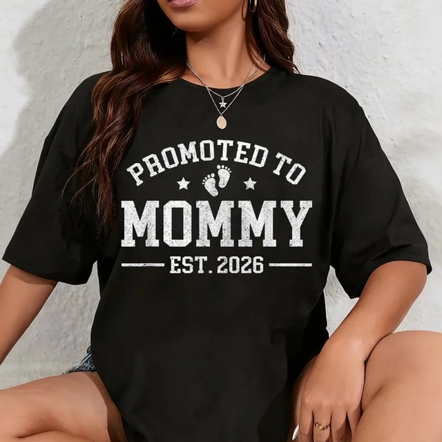 Playera de Mamá 100% Algodón "Promovida a Mamá" Est. 2026 - Anuncio de Bebé