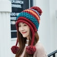 thumbnail image 4 of Gorro peruano de invierno para mujer con orejeras, gorro de esquí y nieve de sherpa con forro polar y 3 pompones (rojo vino), 4 of 5