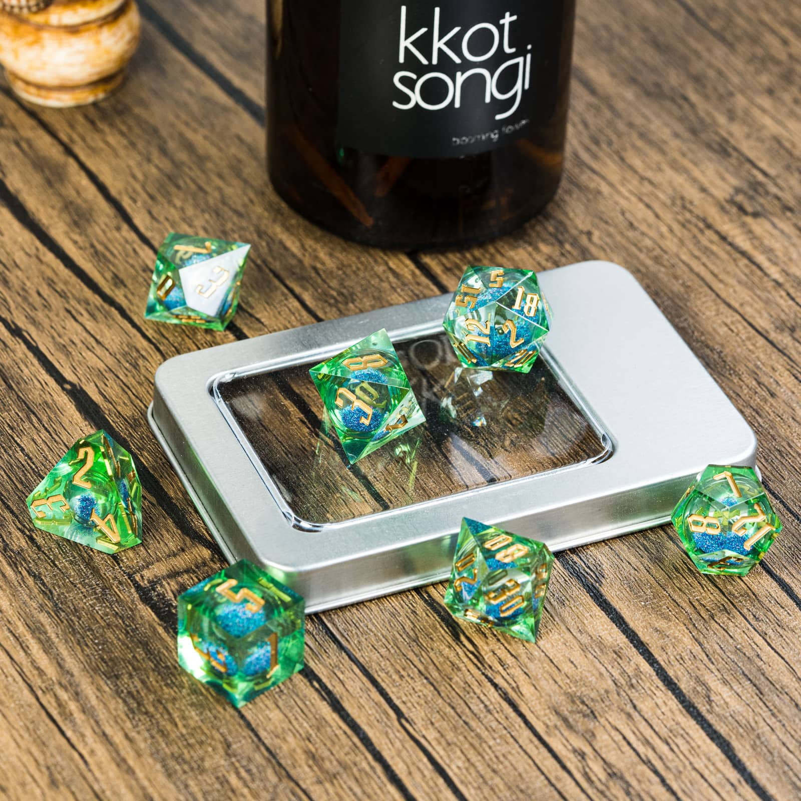 Cusdie Sharp Edges DND Dice, Liquid Core Quicksand Dice, 7 PCs D&D Dice, Handcrafted Polyhedral Dice Set, for TTRPG Role Playing Game Pathfinder