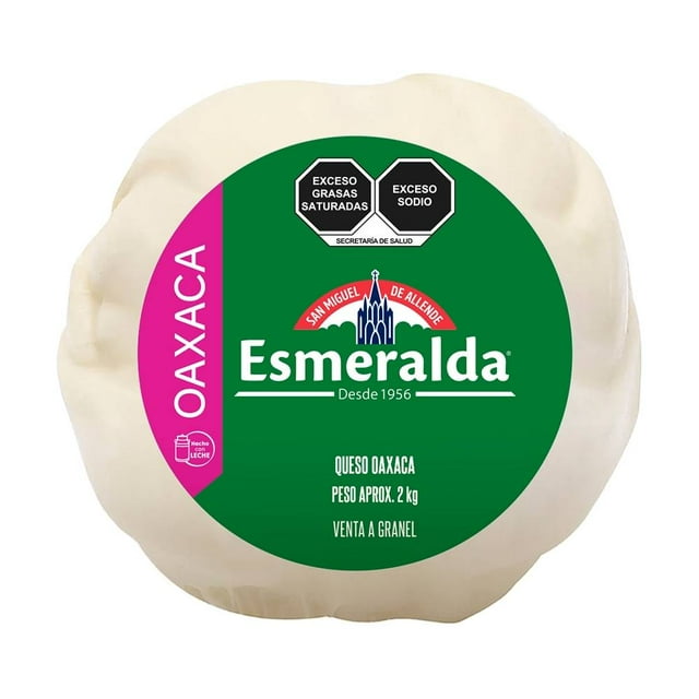 Queso Oaxaca Esmeralda por kilo, bola de queso fresco con textura fibrosa y suave, envuelta en etiqueta verde con detalles en rosa que indica origen San Miguel de Allende y peso aproximado de 2 kg. Ideal para fundidos, quesadillas, ensaladas y snacks.