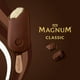 Barre de crème glacée crème glacée au chocolat au lait faite avec des gousses de vanille Magnum Classique 100 ml Crème glacée – image 4 sur 7