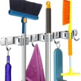 thumbnail image 1 of Soporte de pared para trapeador y escoba: colgador resistente para trapeador y escoba con 3 pinzas y 4 ganchos, 1 of 5