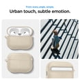 thumbnail image 4 of Funda de tela Spigen para AirPods Pro 3 con mosquetón, 4 of 8