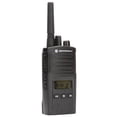 thumbnail image 2 of 4 x Radio Empresarial Bidireccional Local Motorola RMU2080d con Pantalla (RMU2080d) + 4 x Auricular PTT Motorola HKLN4604 + Spray Desinfectante para Micrófono + 4 x Paño de Microfibra + Correas de Vel, 2 of 7