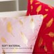thumbnail image 3 of Paquete de 2 fundas de almohada decorativas navideñas de 18 x 18 pulgadas con hojas de plumas doradas, almohadas cuadradas de terciopelo, 3 of 6