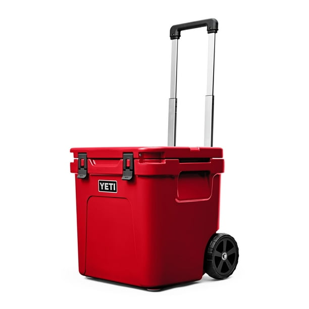 Cooler YETI Roadie de 48 ruedas con mango retráctil, color rojo