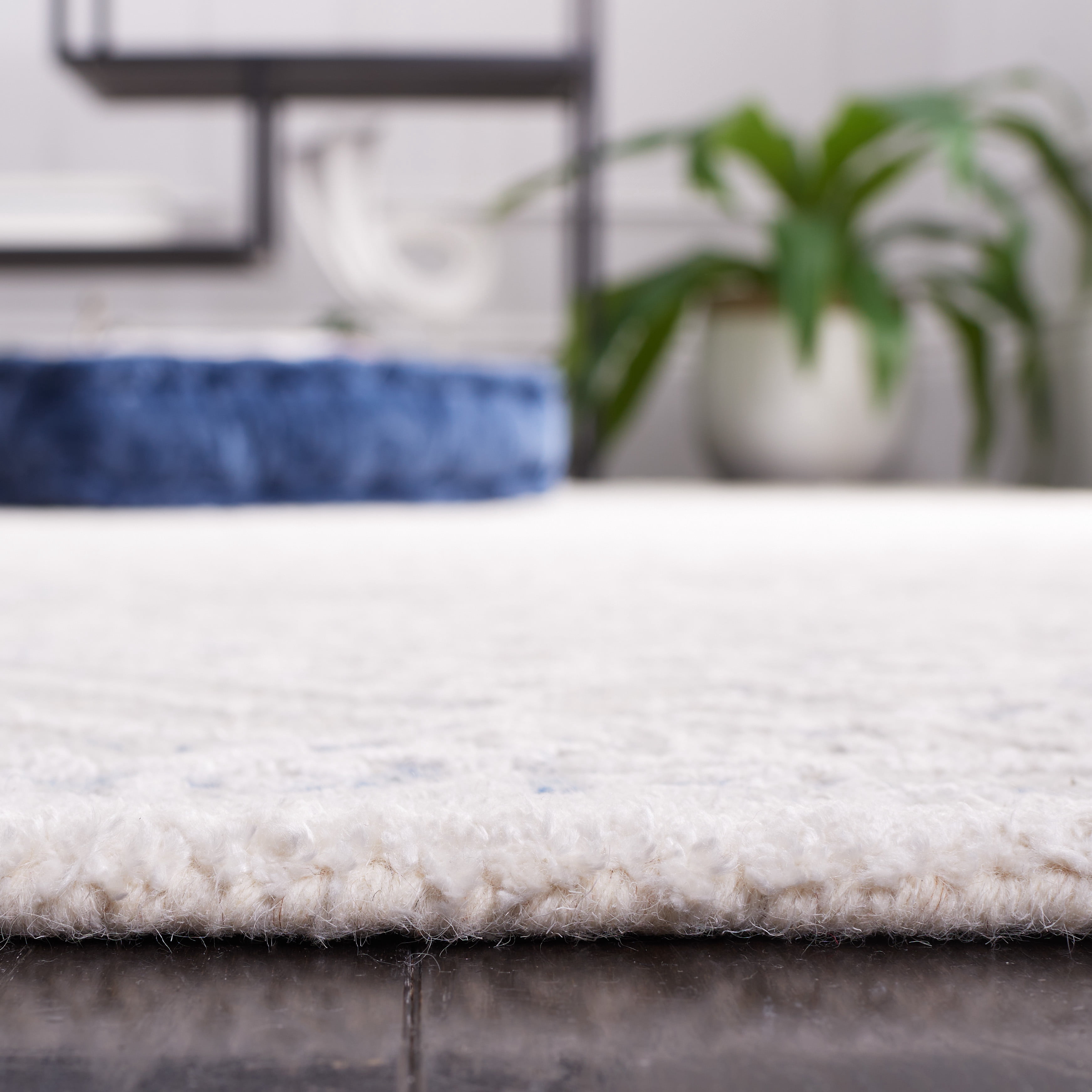 SAFAVIEH Precious Fabiana Geometric Area Rug, Blue/Ivory, 4' x 6'