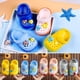 thumbnail image 4 of 1 par de pantuflas de dibujos animados para niños, chanclas para niños pequeños con agujeros, zapatos para casa de playa, azul cielo, tamaño 21 (longitud interna: 13,5 cm) TUNC Sencillez, 4 of 5
