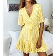 thumbnail image 4 of Robe Courte Plissée Aguichant pour Femme à Col en V Profond, Manches Courtes, Rayée, Portefeuille, Ourlet à Volants, avec Ceinture, Jaune, P, 4 of 5