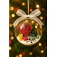 thumbnail image 3 of Wmhnj Adorno de bola de nieve de cristal con escena de costura en miniatura: mquina de coser vintage, rollos de tela, rbol de Navidad, tijeras, cinta mtrica, alfiletero y bobinas., 3 of 3