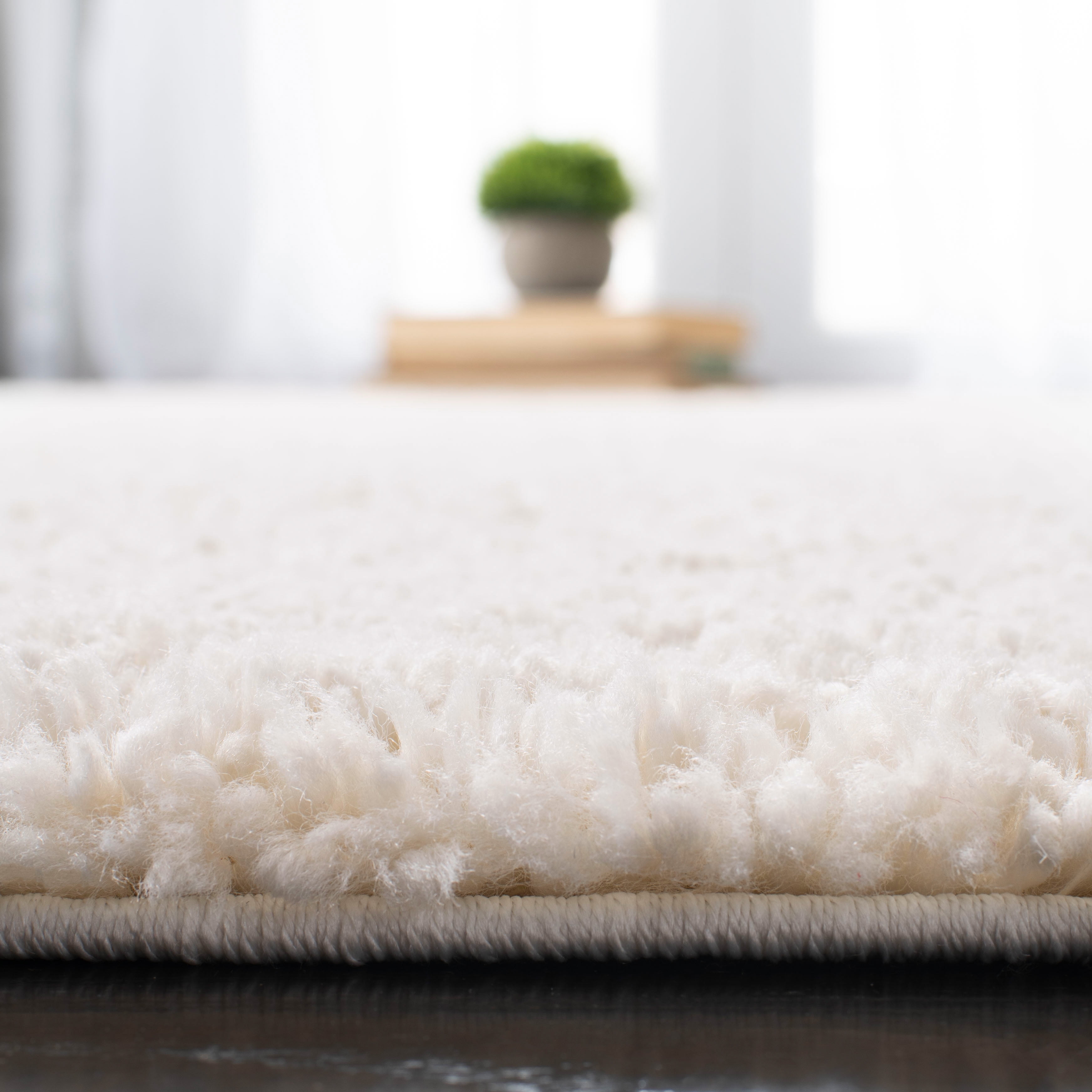 SAFAVIEH August Carlene Solid Plush Shag Area Rug, Ivory, 6' x 9' - Modern Design, Ivory, Non-Shedding & Easy Cleaning, Ultra Plush Thick Pile, Ideal for Living Room, Bedroom