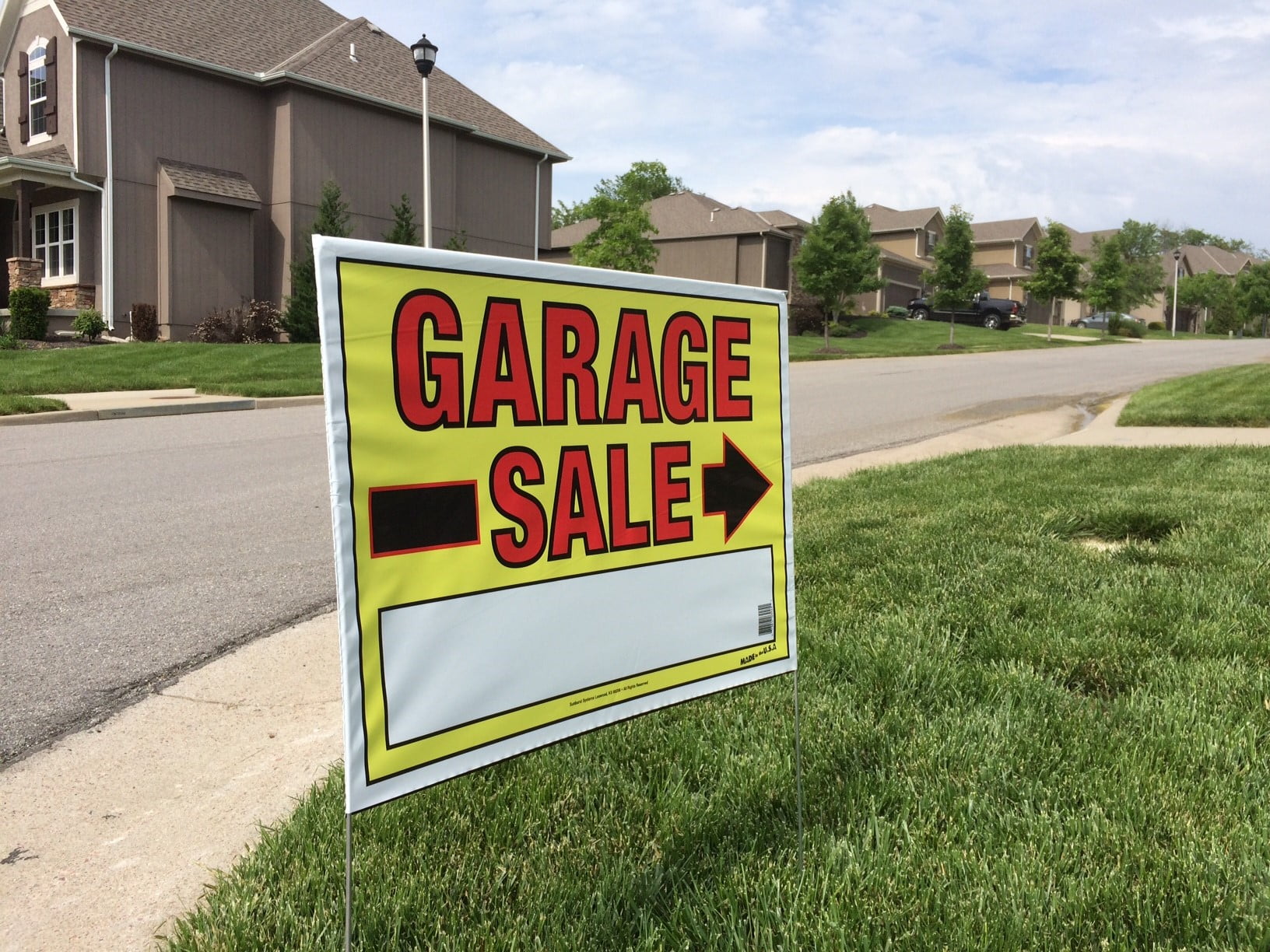Sunburst Systems 3925 Large Double-Sided Garage Sale Sign with Metal U-Stake, 22"W x 32"H (Assembled)