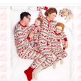 thumbnail image 2 of Una familia de tres y cuatro pijamas navideños familiares de manga larga con estampado de alces europeos y americanos, 2 of 4