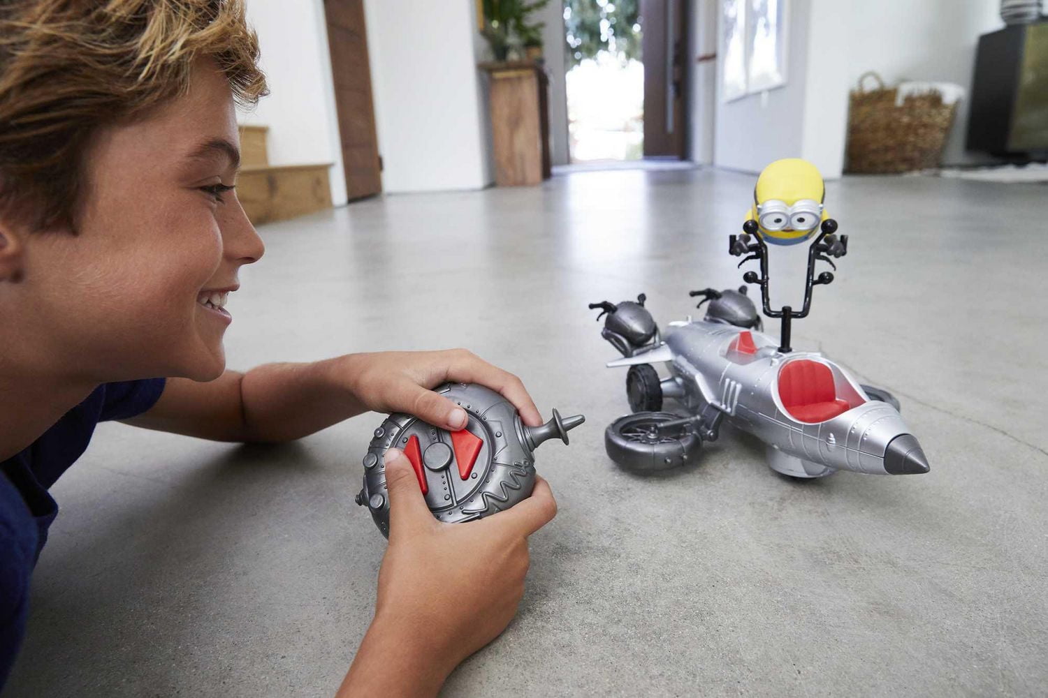 Minions Wild Rider RC Vehicle with Bob Action Figure (4-inch), Sounds & Spinning Action