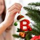 thumbnail image 4 of Colgante de Árbol de Navidad Acrílico 2D con 26 Letras | Adorno de Doble Cara para Decoración Navideña | Regalo Familiar para Navidad, Cumpleaños y San Valentín | Decoración Colgante Versátil, 4 of 5