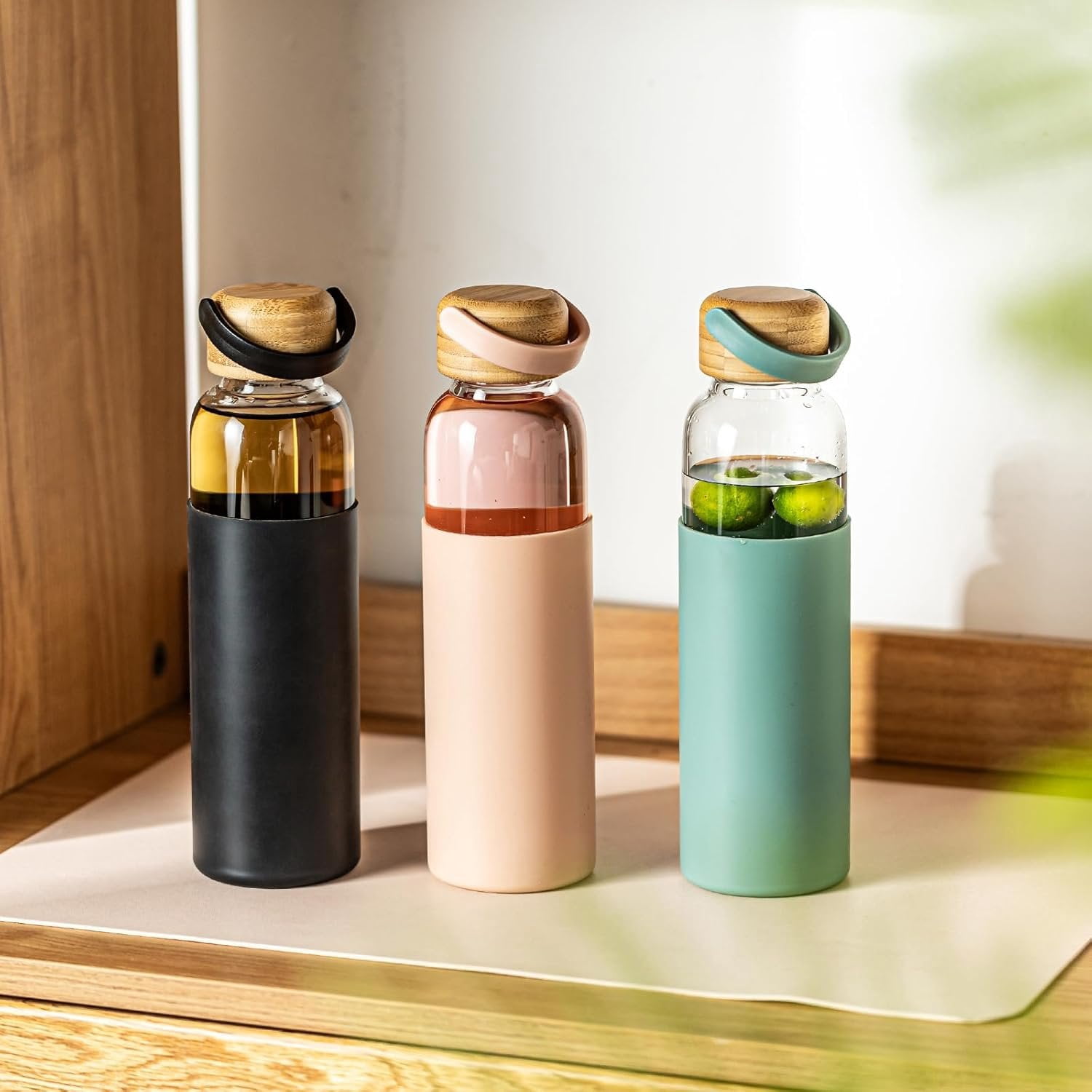 21oz Borosilicate Glass Water Bottles with  Non-Slip Sleeve & Leak-Proof Lid- Drink Bottle for Office,Travel,Gym,Hiking-,Ideal  for , &Fitness (+Black+Green)