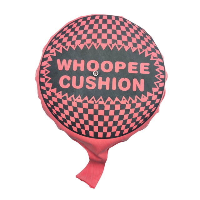 almohadilla de broma para pedos de esponja | juguete de broma con sonido realista y divertido, vista frontal centrada de cojín redondo rosa y negro con texto “WHOOPPEE CUSHION”, patrón de cuadros, válvula central y tubo de inflado colgante; ideal para fiestas y regalos de broma, reutilizable y seguro; también suele usarse como broma portátil para reuniones y viajes.