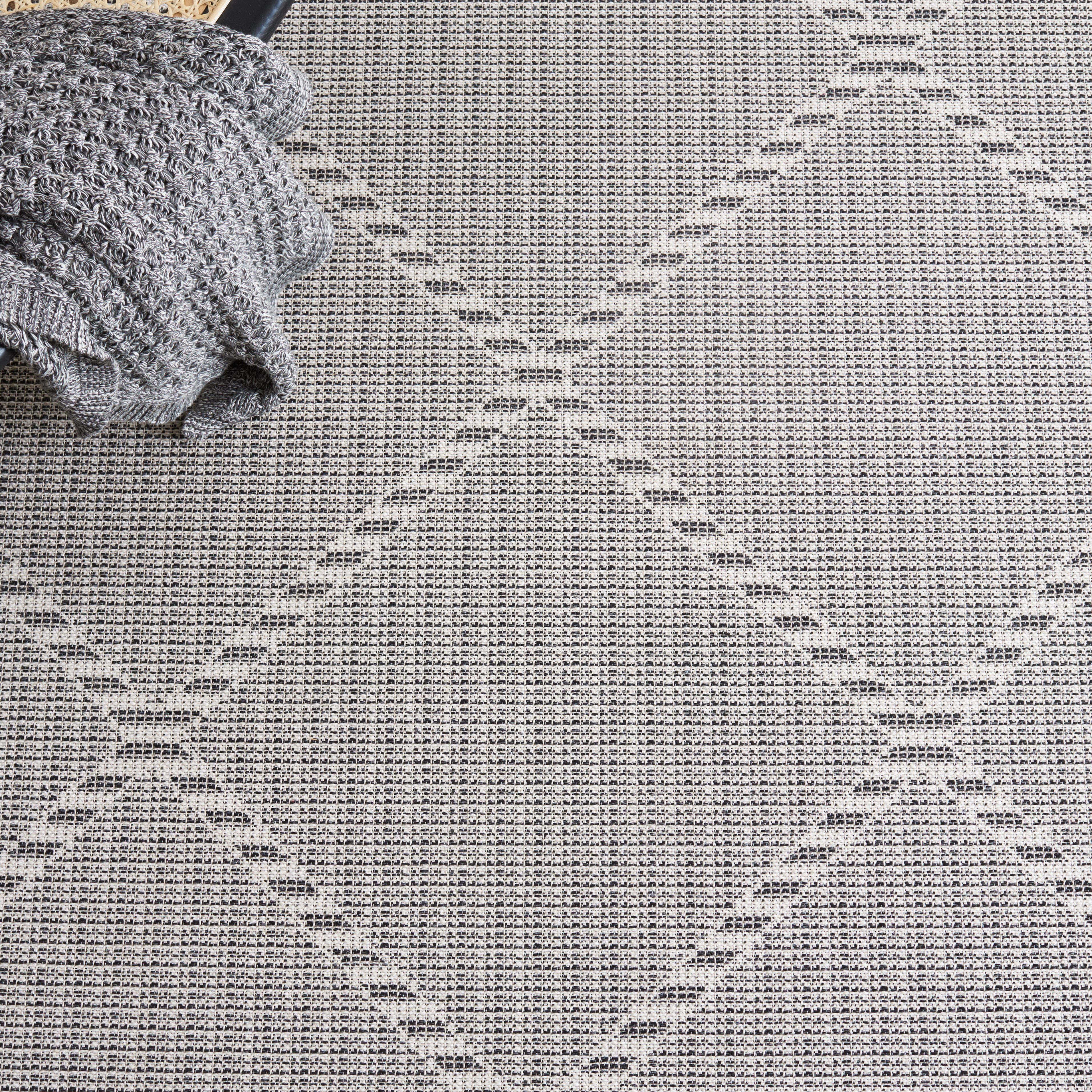 SAFAVIEH Augustine Heathe Trellis Area Rug, Ivory/Black, 9' x 12'