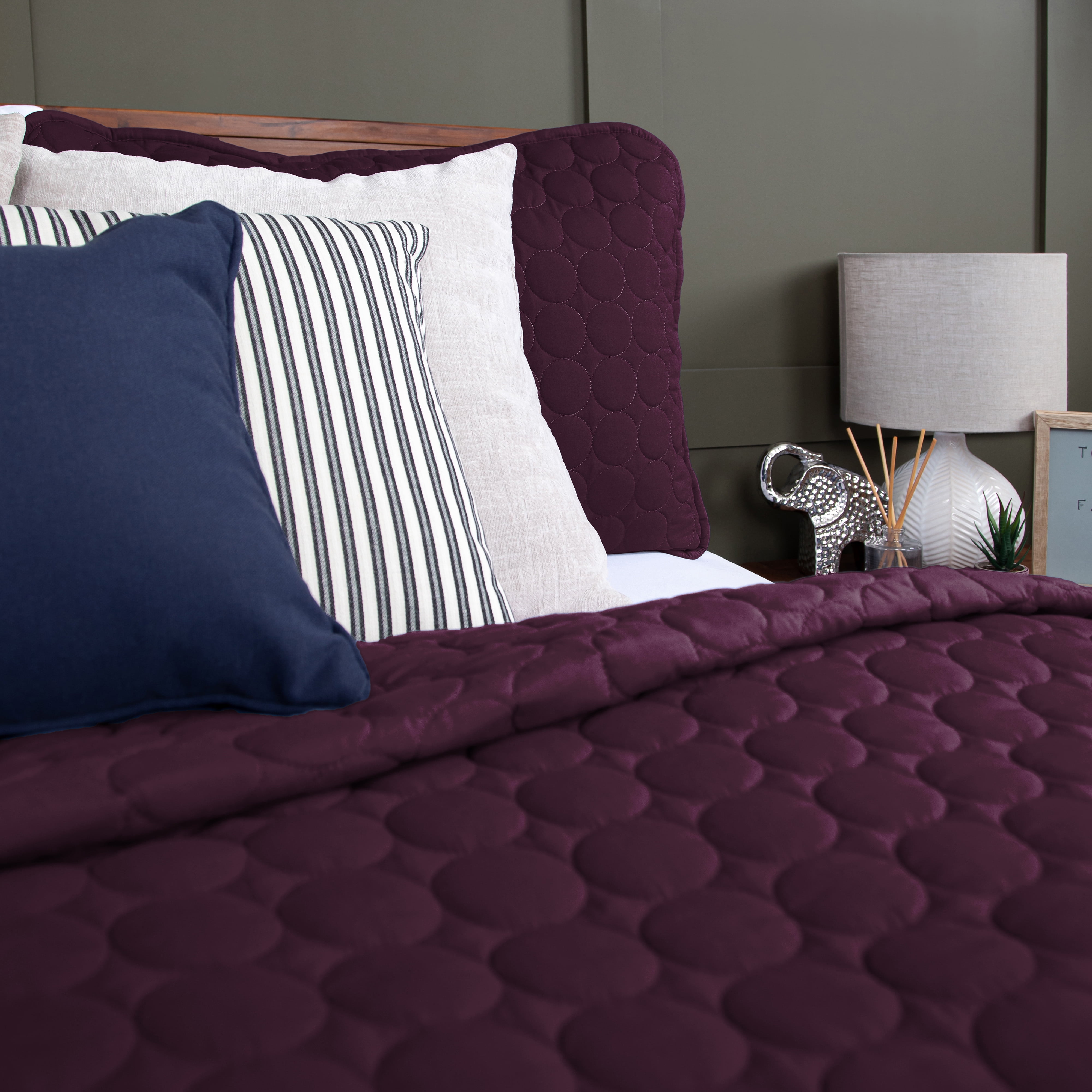 Southshore Fine Linens Oversized Quilt Bedding Set lightweight, bedspread 3-Piece, two matching shams, Purple, King / California King
