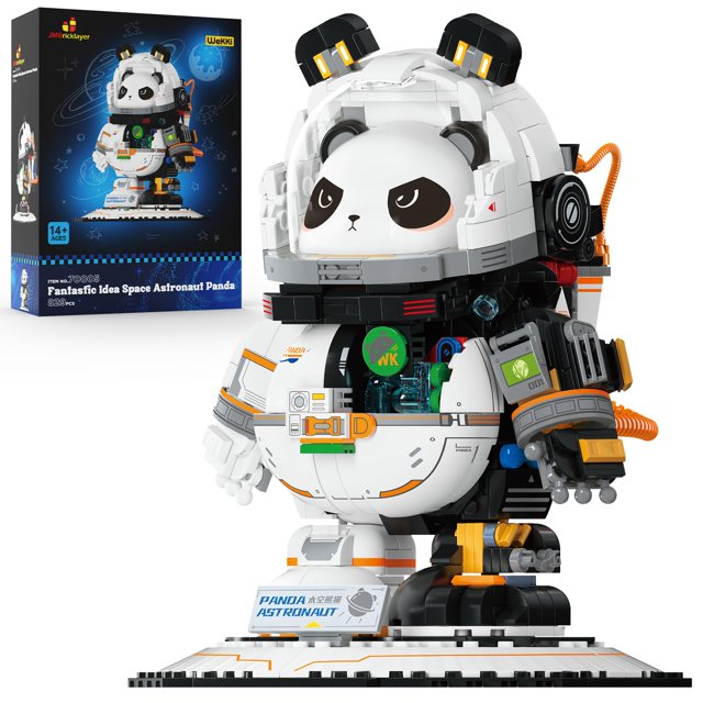 set de construcción jmbricklayer space panda astronaut 829 piezas, figura blanca de panda astronauta vista frontal centrada; casco transparente desmontable, orejas móviles, torso redondeado con detalles verdes y naranjas, brazos articulados, base con placa identificadora y cable naranja en la parte trasera, caja del producto visible al fondo; a menudo usado como decoración de escritorio o pieza de exhibición para coleccionistas mayores de 14 años.