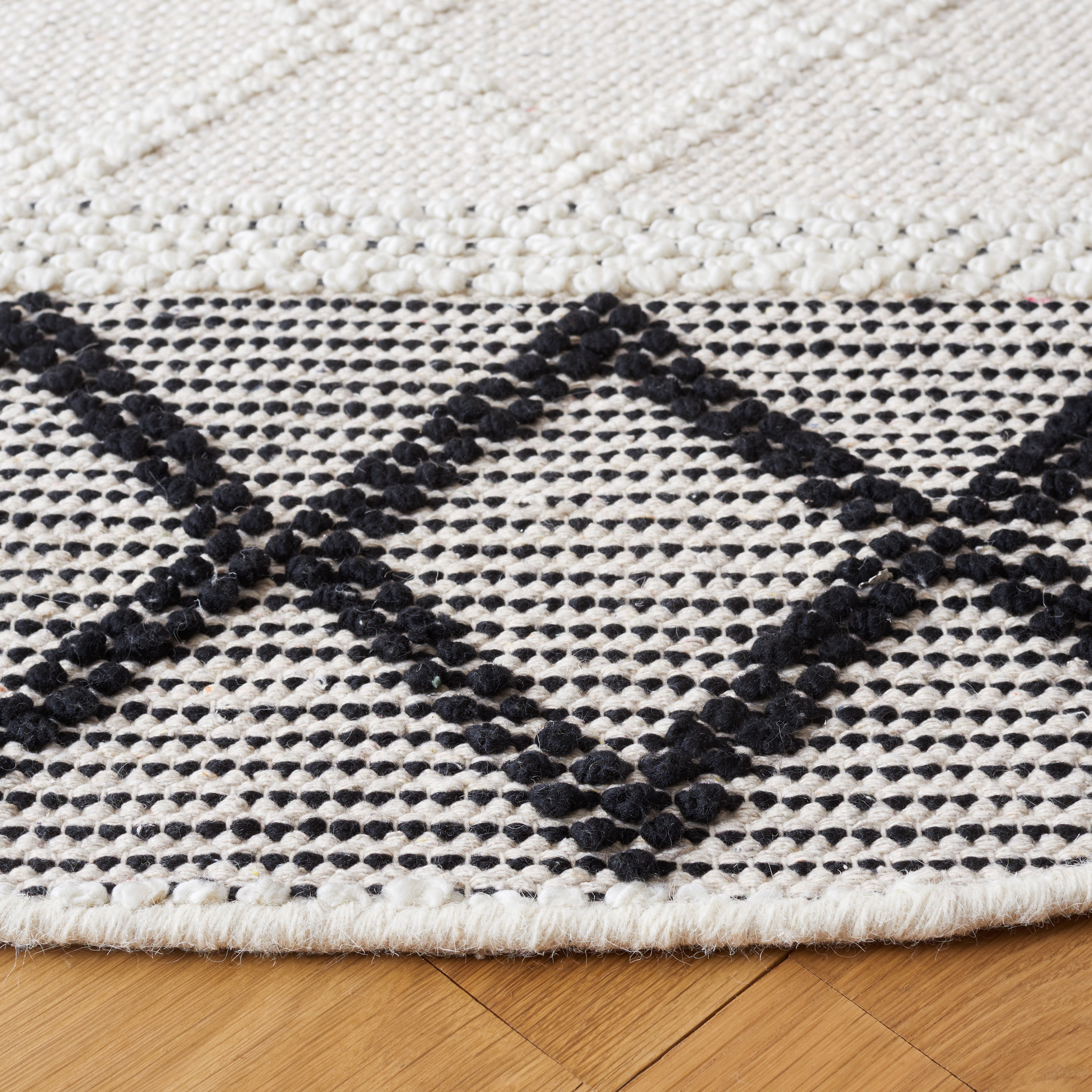 SAFAVIEH Natura Ronni Geometric Striped Area Rug, Ivory/Black, 6' x 6' Round