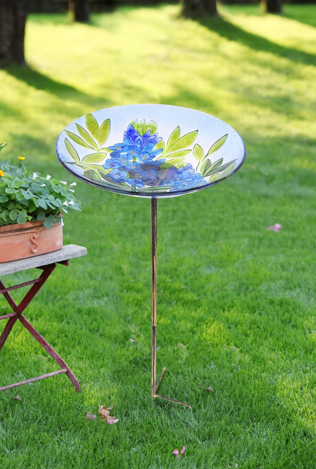 HOMETRENDS DELPHINIUM GLASS BIRD BATH ON STAKE