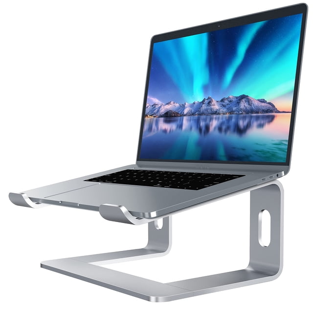 Soporte SOUNDANCE de aluminio plateado para portátil de 10 a 15,6 pulgadas elevador ergonómico en Z visto en 3/4 con laptop; aleación de aluminio plateada, dos ganchos frontales con almohadillas de goma, patas con almohadillas antideslizantes, abertura ventilada que deja espacio para guardar teclado o mouse debajo, desmontable y portátil, a menudo usado para mejorar la postura en estaciones de trabajo domésticas.