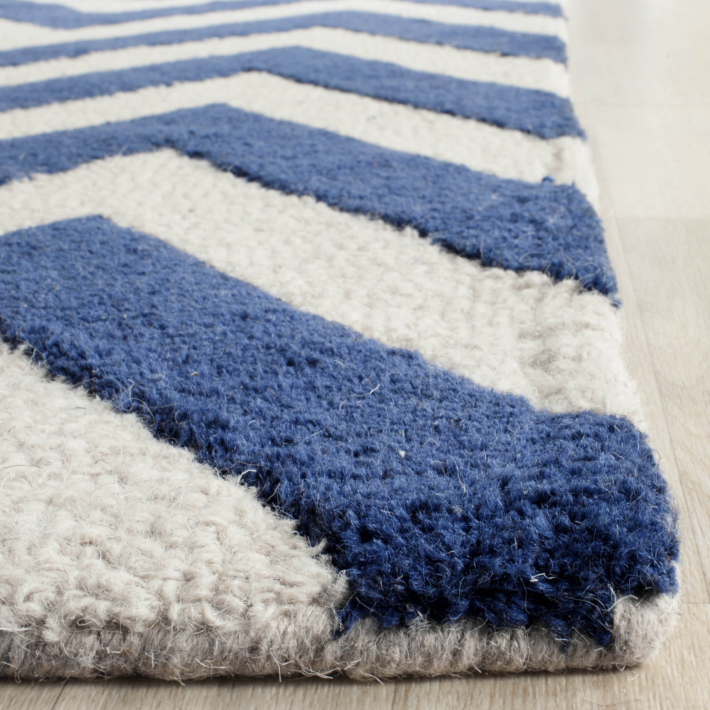 SAFAVIEH Cambridge Kaitlyn Zig Zag Stripes Wool Runner Rug, Navy/Ivory, 2'6" x 16'