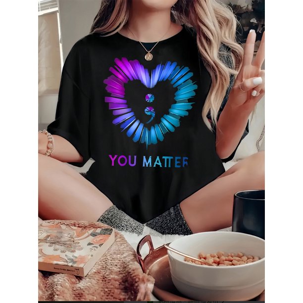 Camiseta elegante para mujer con estampado de corazones en degradado azul y morado. Cuello redondo informal, manga corta, mezcla de algodón elástico, lavable a máquina. Perfecta para el verano y para