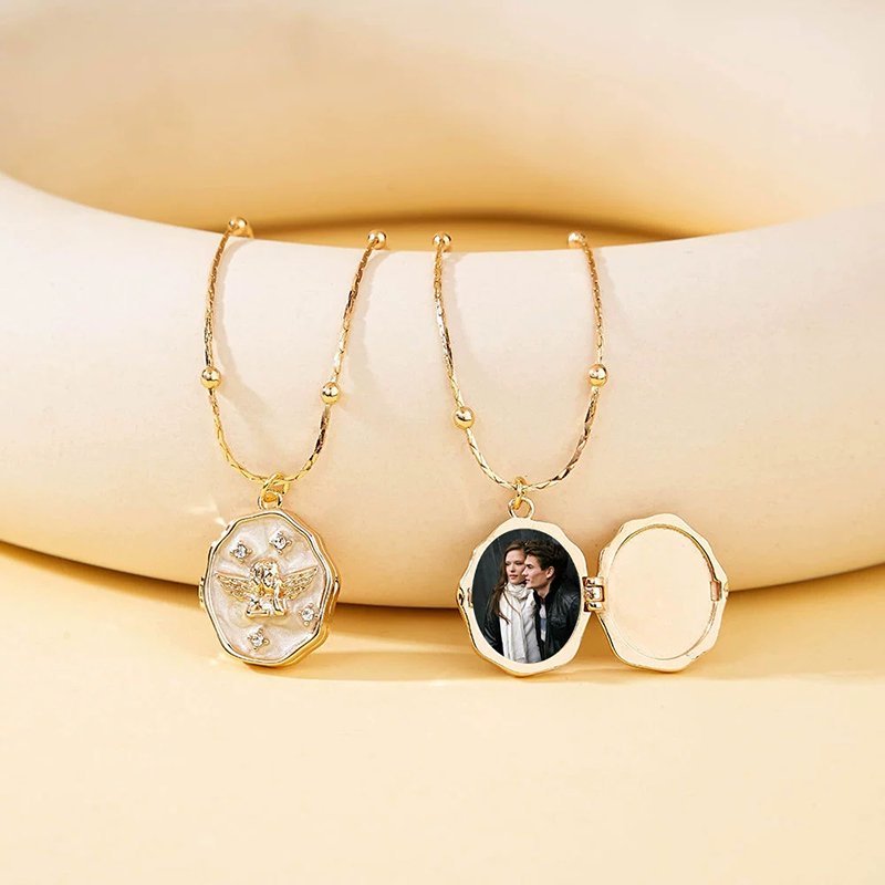 Personalized Picture Oval Locket Necklace for Women Custom Photo Butterfly Shell Necklace Memorial Locket Jewelry for Mom Wife