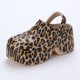 thumbnail image 1 of Zapatos de mujer con agujeros y estampado de leopardo de 9 cm con suela gruesa de mayor grosor, nuevos zapatos de verano para jardín, sandalias, zapatillas de verano, 1 of 6