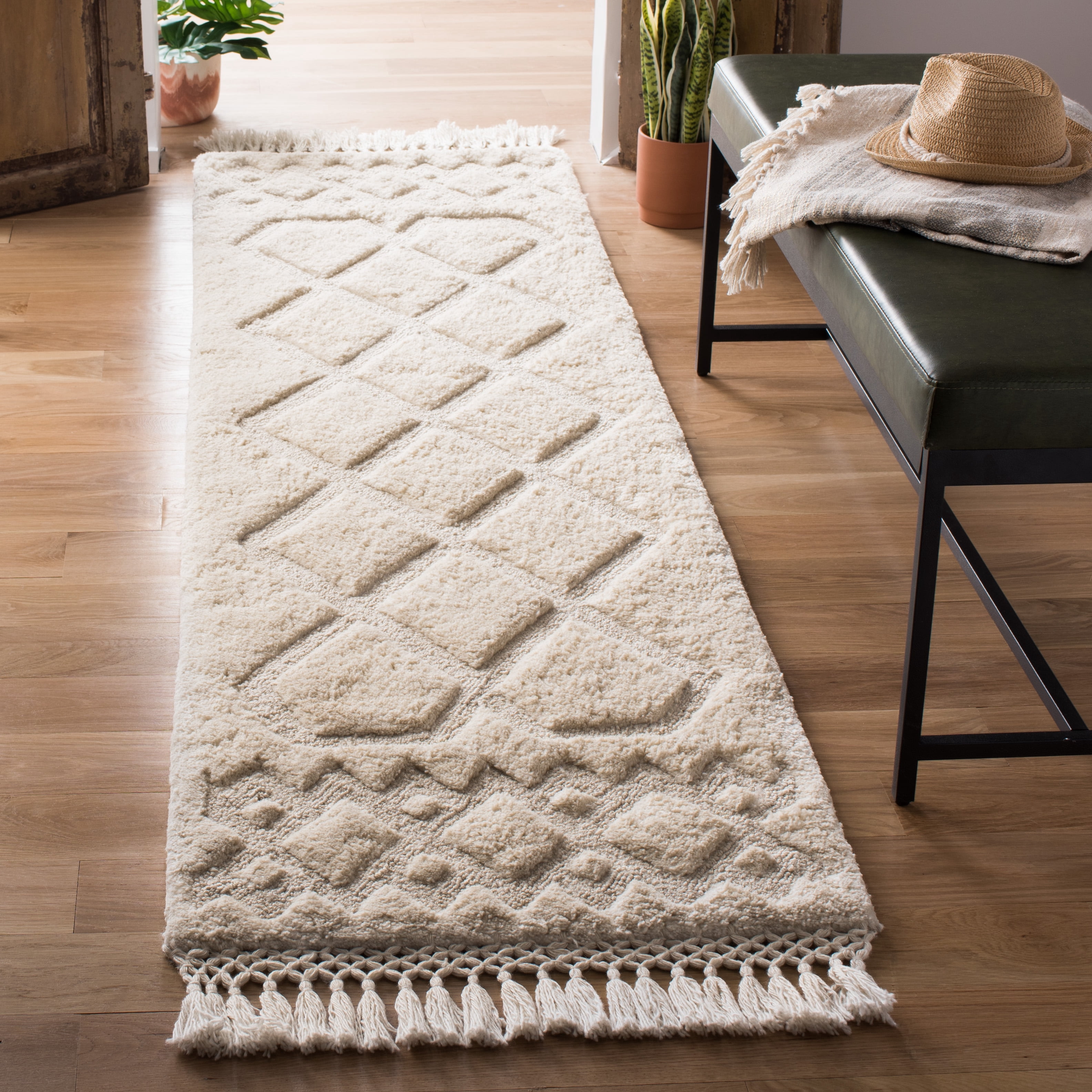 SAFAVIEH Casablanca Rordan Geometric Diamonds Shag Runner Rug, Ivory, 2'3" x 8'